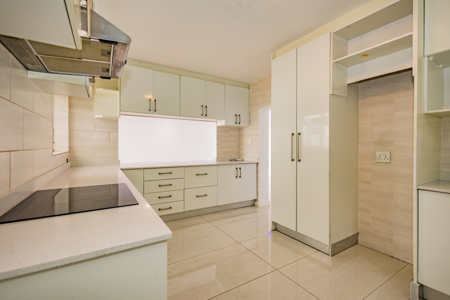 4 Bedroom Property for Sale in Bloubergrant Western Cape